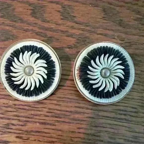 Vintage 1960’s  Black and White Clip On Earrings - Picture 1 of 4